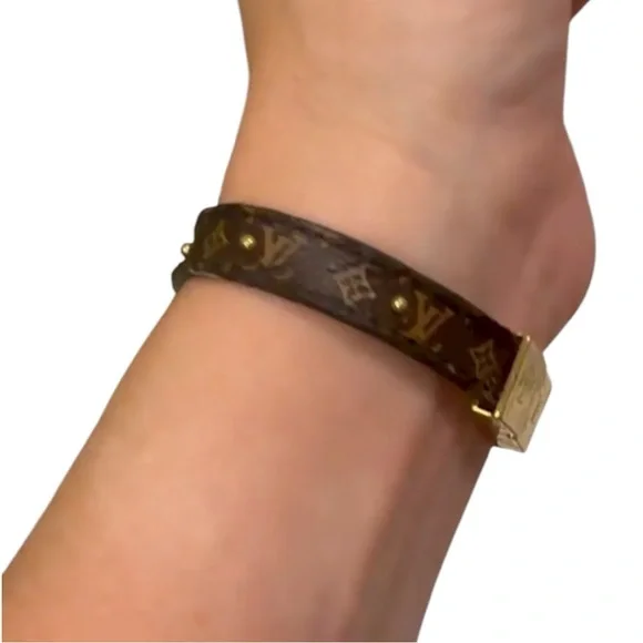 Louis Vuitton Reversible Monogram and Red Gold LV Circle Bracelet - Picture 4 of 8